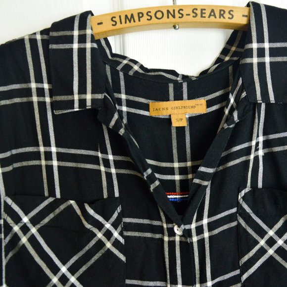 3/$30 🌞 Plaid Black White Button Up Top - Picture 7 of 7